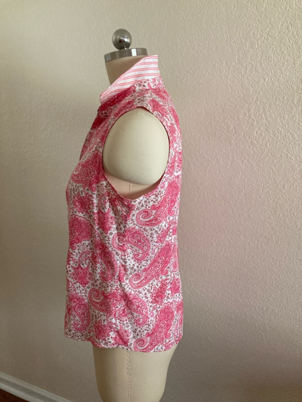 Talbots Pink and White Paisley Sleeveless Non-Iron Button-Down - Picture 3 of 8